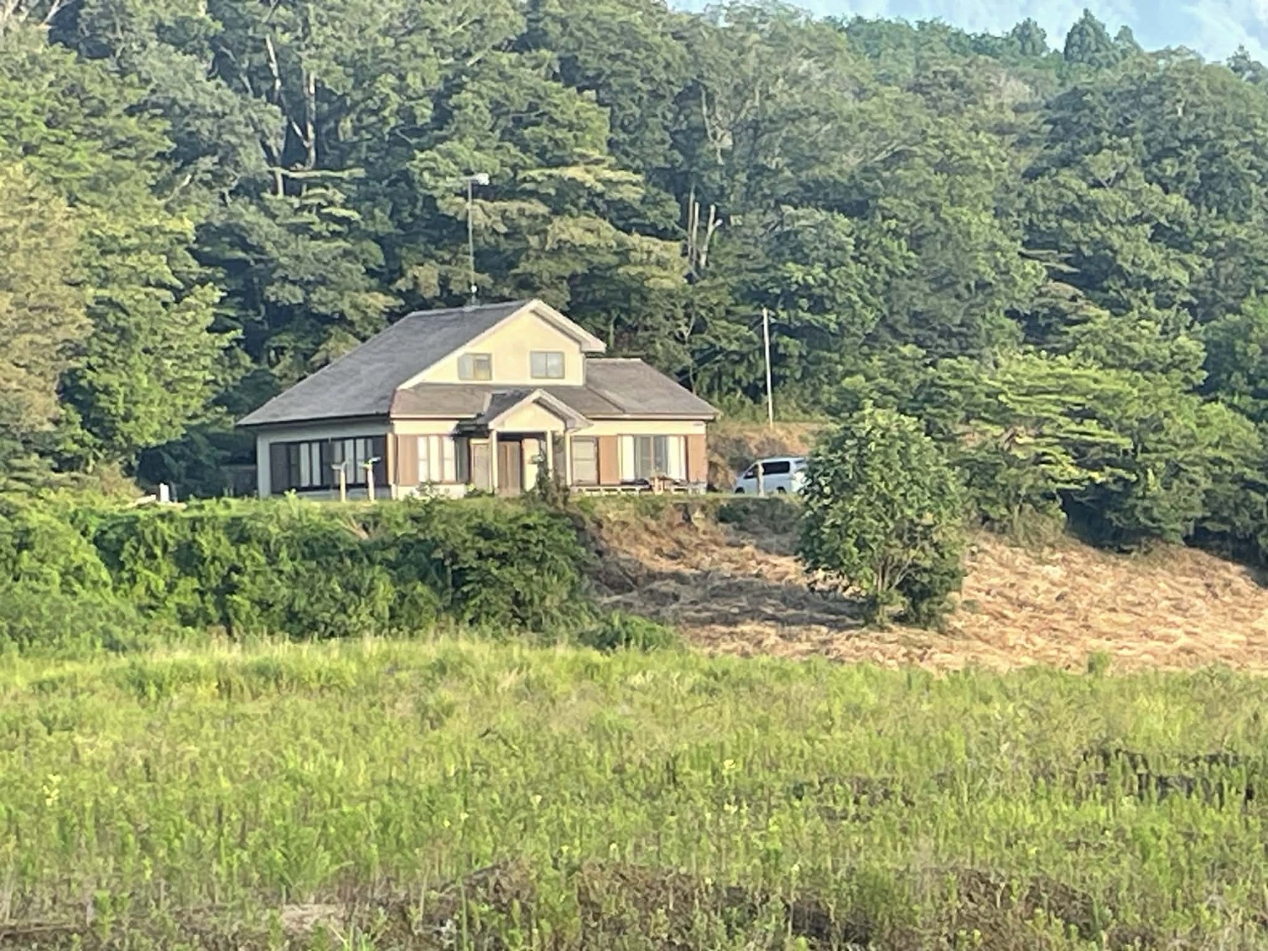 Existing house on the site — Fuji Sky project · existing building photograph
